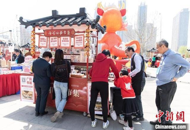 天津海河边,爱书人相聚旧书市集